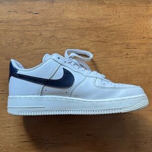 Women’s Nike Air Force 1 in light grey leather with navy patent swoosh
